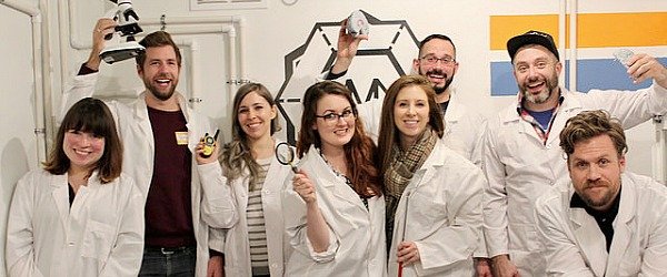 Equipo de amigos celebrando victoria en un salon de escape