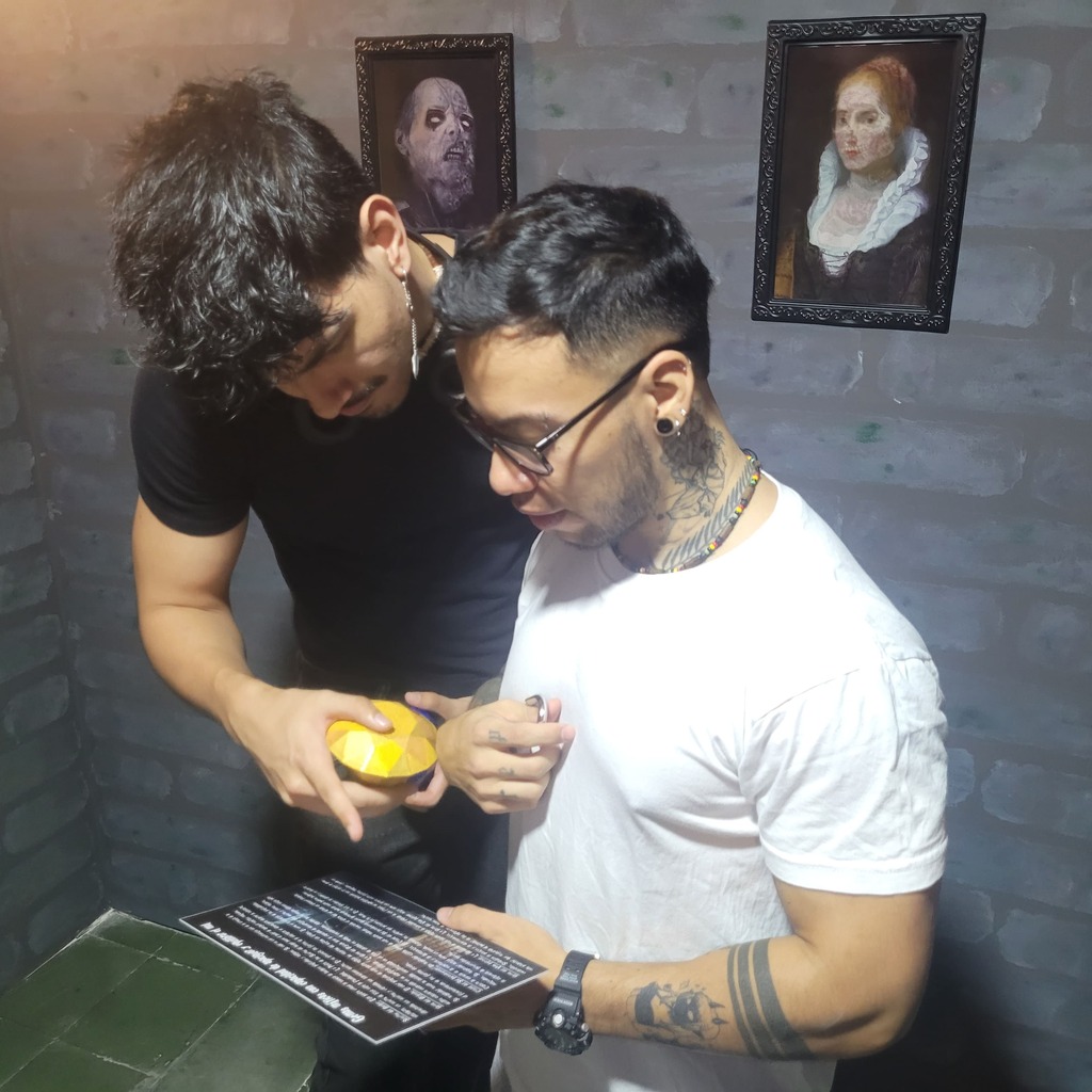 dos amigos discutiendo tacticas en una sala de escape