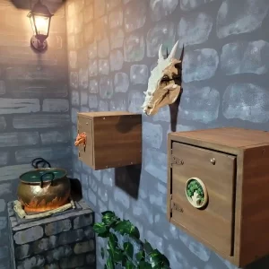 una calabera de dragon y cofres en una sala de escape