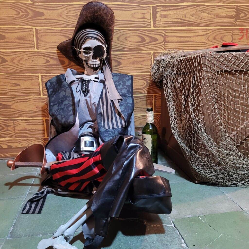 un eskeleto de un pirata encontrado en un juego de escape en Medellin, Colombia