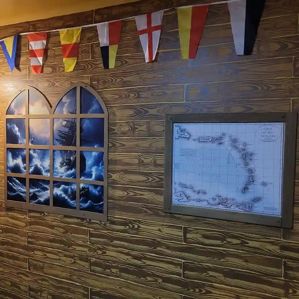 un mapa y ventana en un barco de piratas