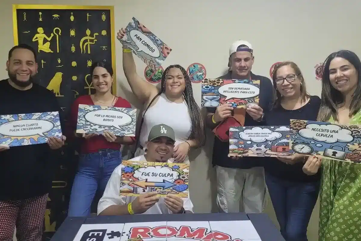 un grupo de amigos celebrando victoria en una sala de escape