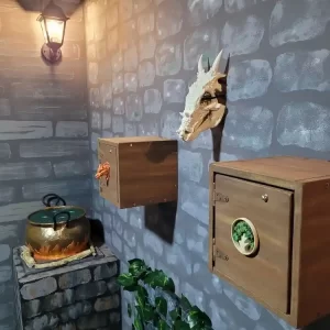 Una calabera de dragon, dos cofres y una caldera en un escape room