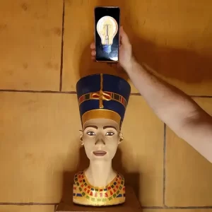 Un bombillo encima de la cabeza de Nefertiti