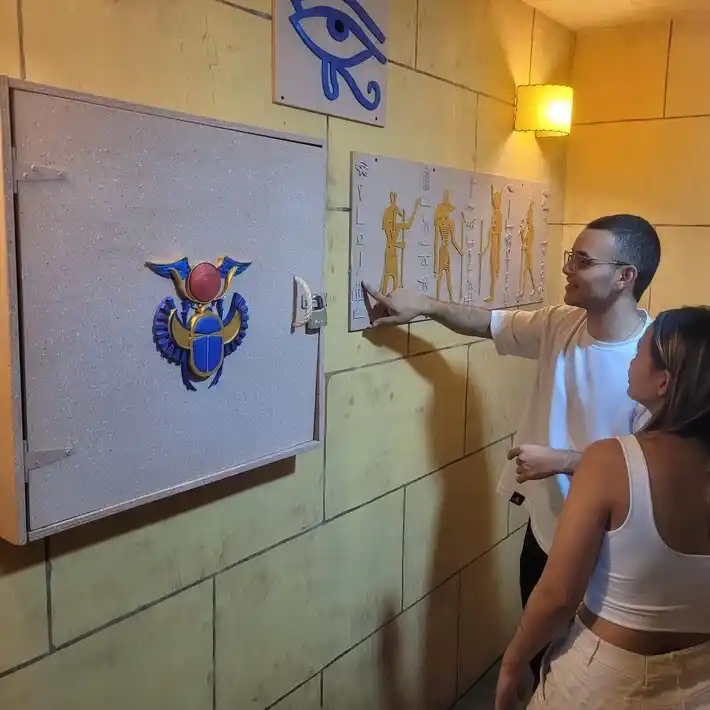 2 amigos discutiendo tacticas en una sala de escape