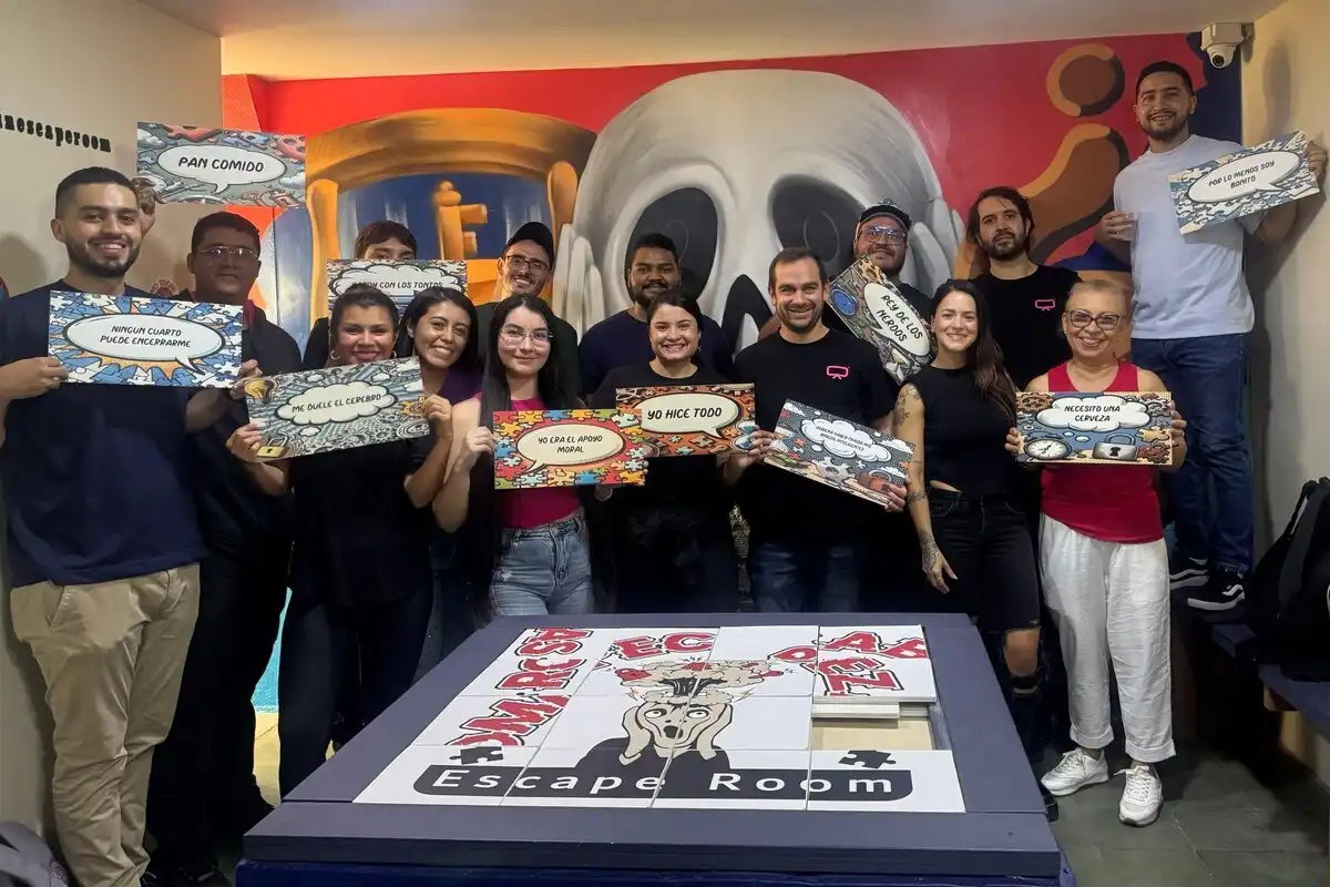 un grupo comercial celebrando juntos en una sala de escape
