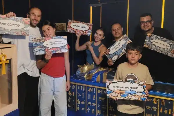 Una familia jugando una sala de escape con tema de Egipto