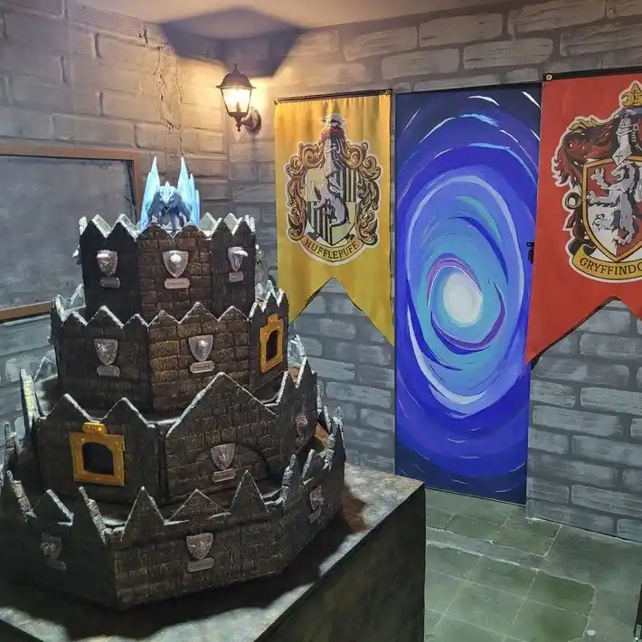 Un castillo y banderas en una sala de escape