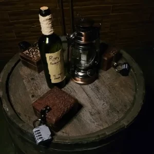 una botella y cofres encima de un barril en un barco pirata