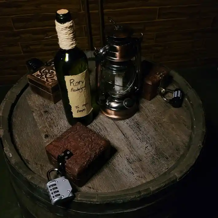 una botella y cofres encima de un barril en un barco pirata