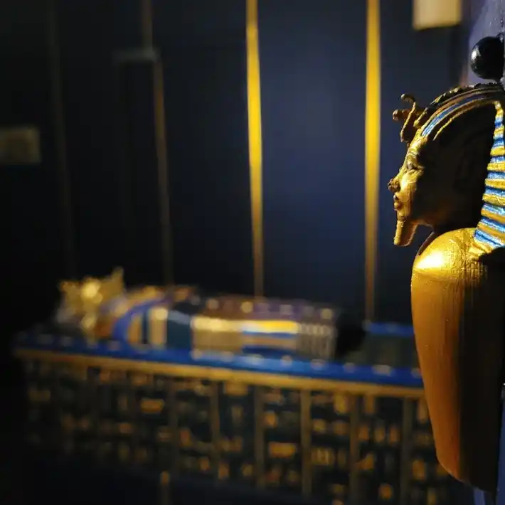 un sarcofago en un escape room