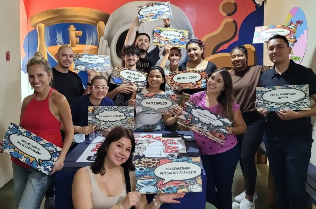 miembros de un equipo jugando una actividad de integracion