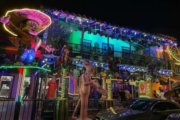 Vista exterior de Dulce Jesús Mío en Medellín, con su fachada colorida y decoración tradicional antioqueña.