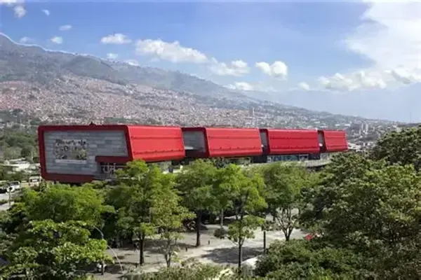 la fachada de Parque Explora Medellin