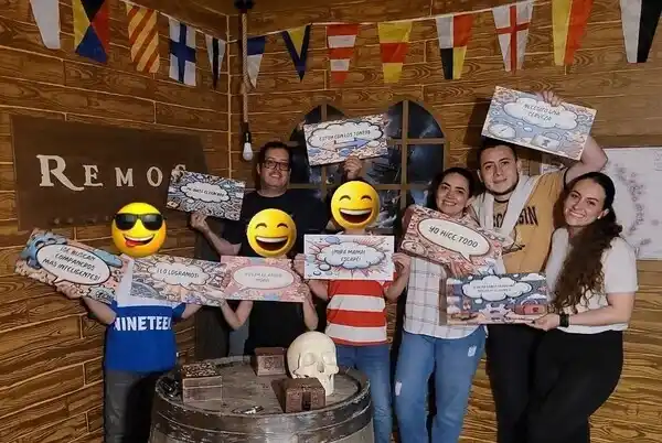 una familia celebrando su victoria en una sala de escape con tema de piratas