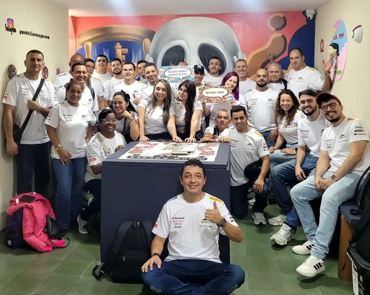 Empleados de Auteco participando en una actividad de team building en Rompecabezas Escape Room.