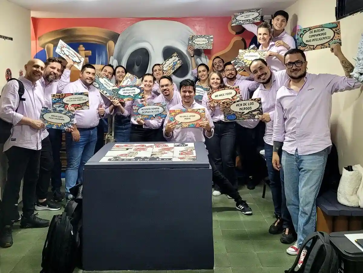 Empleados de Pragma S.A. participando en una actividad de team building en Rompecabezas Escape Room