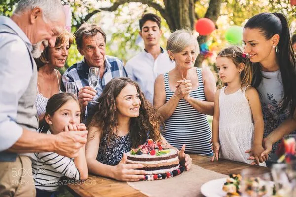 una familia celebrando cumpleaños con una torta