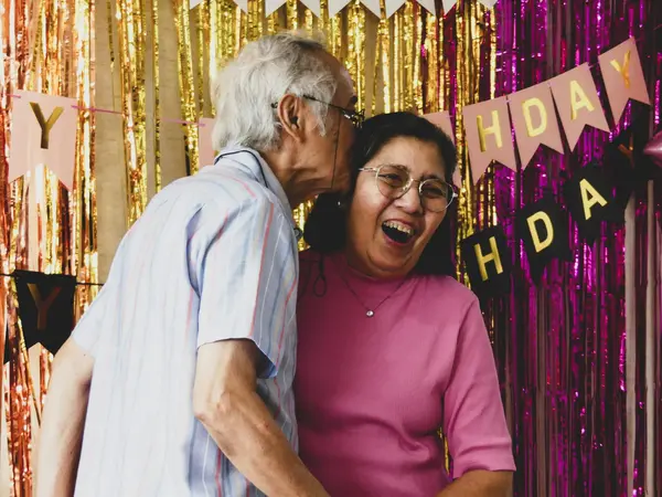 una pareja vieja riendo y celebrando