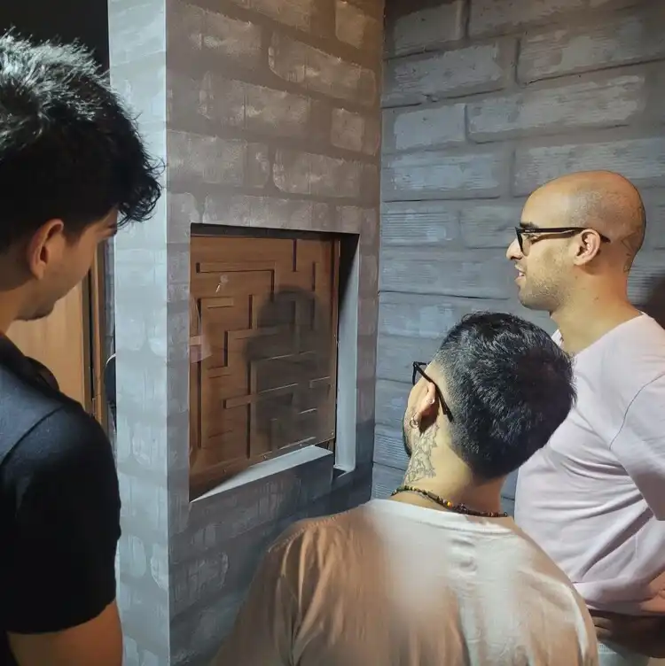 Jugador descubriendo pistas en la sala escape room de magia en Rompecabezas El Poblado Medellín