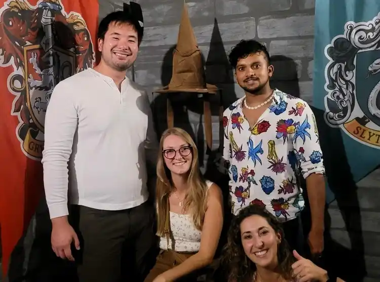 Four backpackers solving puzzles in the magic room at Rompecabezas Escape Room El Poblado Medellín