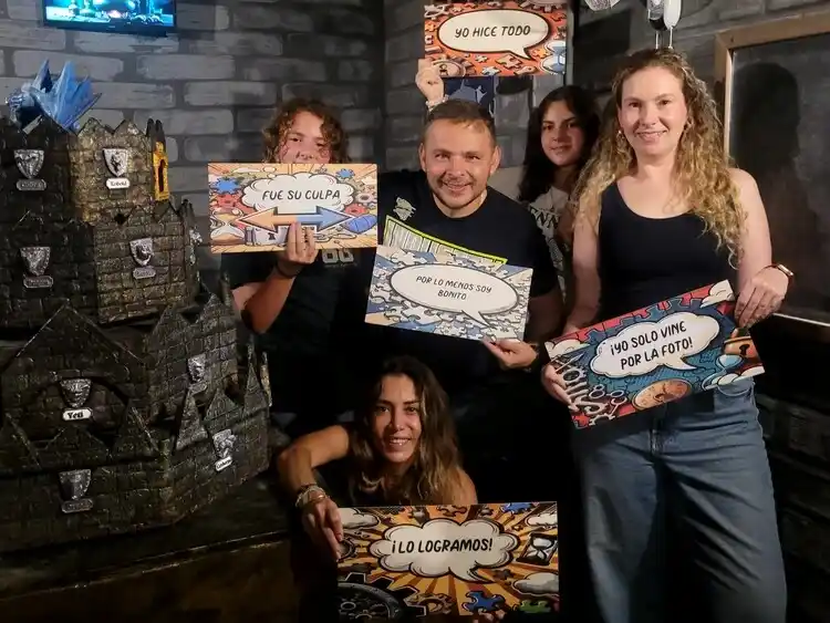 Group of five backpackers playing in the magic room at Rompecabezas Escape Room El Poblado Medellín
