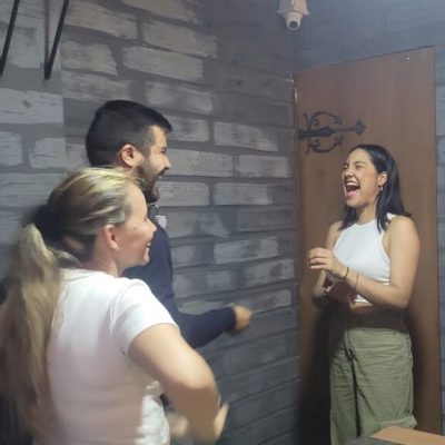 Amigos Un grupo de amigos divertiendose en un escape room