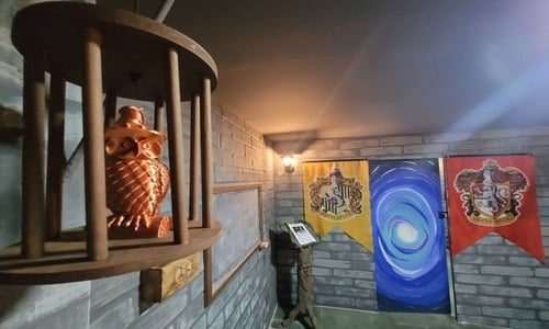 Ambiente en un escape room (1) una escena de un escape room con tema de Harry Potter. Con las banderas de las casas de Hogwarts