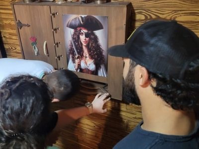 Amigos jugando un juego Amigos jugando un juego