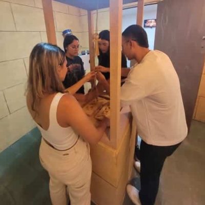 Amigos trabajando juntos Amigos trabajando juntos