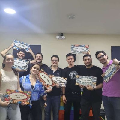 Compañeros de trabajo Compañeros de trabajo disfrutando de su experiencia en una sala de escape