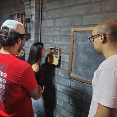 Comunicación entre miembros del equipo Un grupo de amigos revisando sus tacticas en un escape room