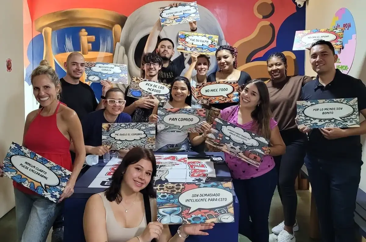 miembros de un equipo jugando una actividad de integracion