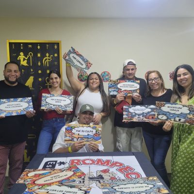 Equipo de trabajo victorioso un equipo jugando un escape room en un evento corporativo