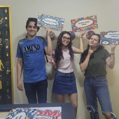 Equipo Un grupo de amigos celebrando su exito en escapar de un sala de escape