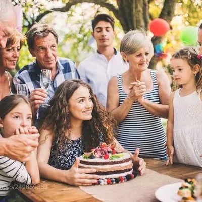 una familia celebrando cumpleaños con una torta