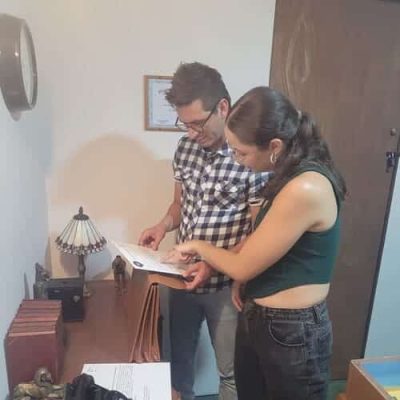 Formulando un plan una pareja discuten posibles soluciones a una rompecabeza