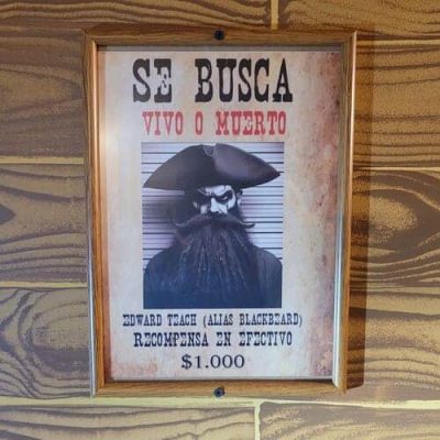 Historia de juego de Barbanegra un aviso por recompensa ofreciendo $1000 por Barbanegra, viva o muerto