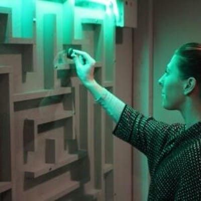 Jugando un laberinto en un escape room