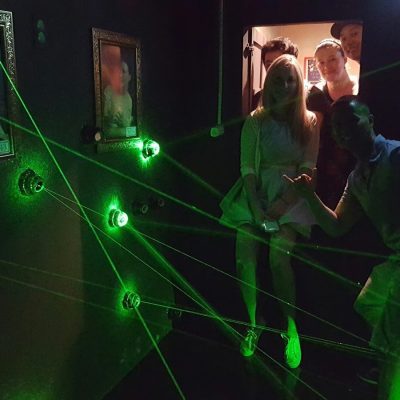 Lasers en salon de escape equipo jugando en un ambiente encontrado en Salas de Escape y Videojuegos
