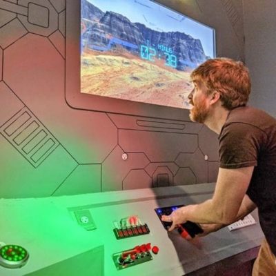 Jugando un videojuego en un salon de escape