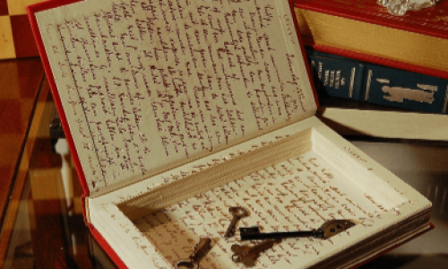 llave escondido en un libro tipos de juegos en escape room - pistas escondidas